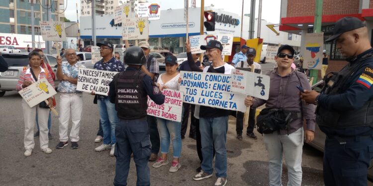 Miembros de la ONG Creemos Alianza Ciudadana realizaron una concentración pacífica en la Av. Bolívar de Valencia