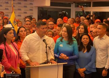 Superlano renunció a favor de María Corina Machado en la elección primaria