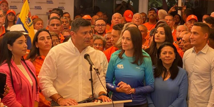 Superlano renunció a favor de María Corina Machado en la elección primaria