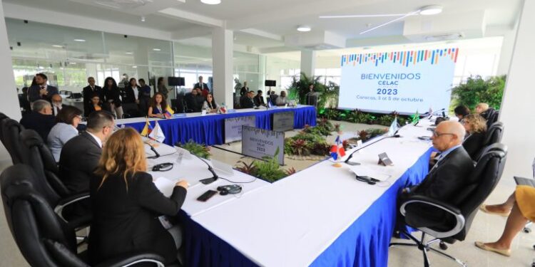 Ministros de la Celac evalúan en Caracas crear un centro para el desarrollo científico