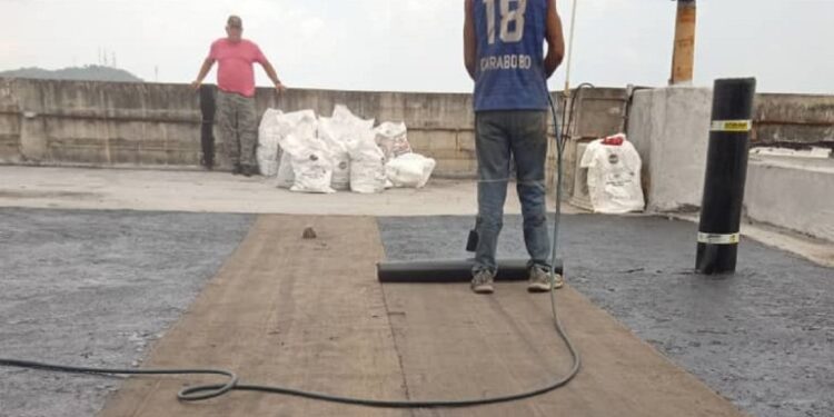 Ejecutan trabajos de reparación en techo del Palacio de Justicia de Carabobo