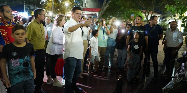 Alcalde Fuenmayor acompañó a periodistas de la región en visita guiada por la renovada Plaza Bolívar de Valencia