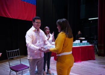 Alcalde Fuenmayor entregó uniformes y herramientas digitales a personal docente de escuelas municipales de Valencia