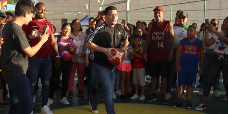 Alcalde Fuenmayor reinauguró cancha deportiva en San Blas Casco Norte de Valencia