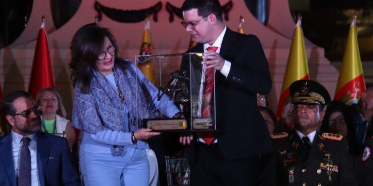 Alcaldía de Valencia instaló nuevos monumentos y renovó de manera integral la Plaza Bolívar