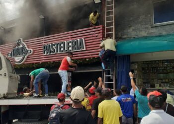 Bomberos y Policía de Valencia rescataron al menos a cinco personas durante incendio en la avenida Aranzazu