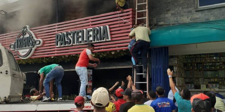 Bomberos y Policía de Valencia rescataron al menos a cinco personas durante incendio en la avenida Aranzazu