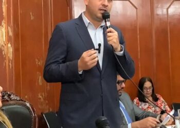 Diputado Carlos Molina cuestionó al oficialismo la suspensión de las elecciones en la UC: «ustedes no aguantan más derrotas»