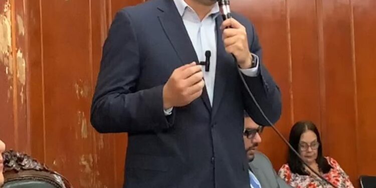 Diputado Carlos Molina cuestionó al oficialismo la suspensión de las elecciones en la UC: «ustedes no aguantan más derrotas»