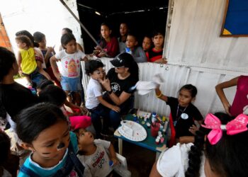 Fundación Dar Más que Recibir entregó ayuda a niños en edad escolar en sectores del sur de Valencia