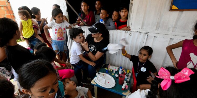 Fundación Dar Más que Recibir entregó ayuda a niños en edad escolar en sectores del sur de Valencia