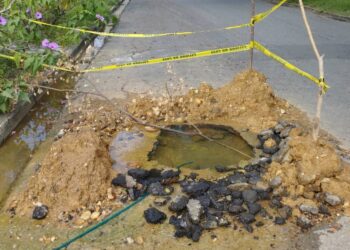 Vecinos de Los Caobos exigen a Hidrocentro arreglar bote de aguas blancas