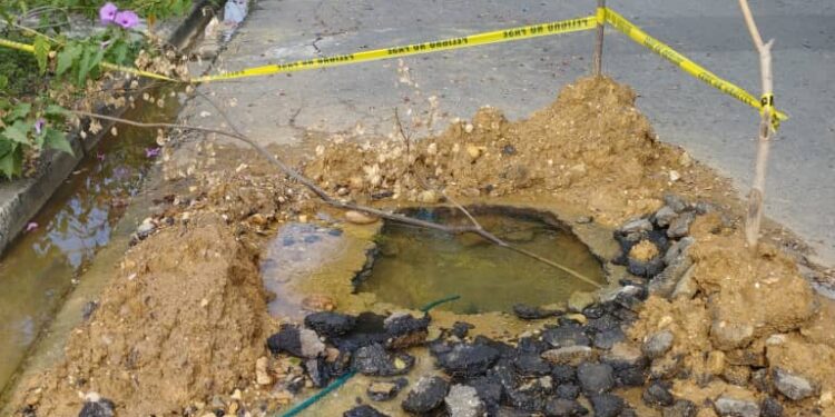 Vecinos de Los Caobos exigen a Hidrocentro arreglar bote de aguas blancas