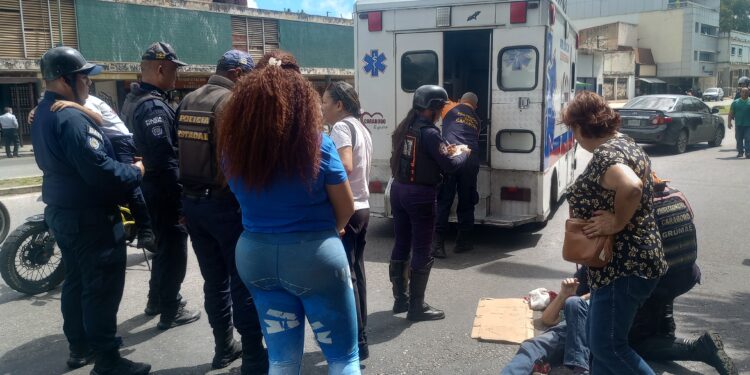 Arrollan a un adulto mayor frente a la Torre Banaven en Valencia