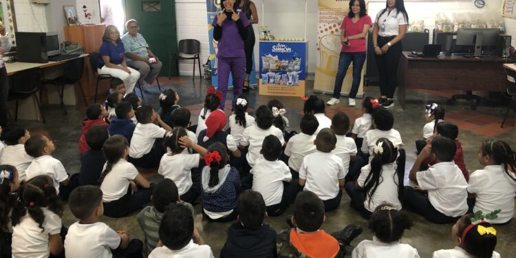 Grupo San Simón ofreció charla de alimentación a niños de escuela Fe y Alegría “Virginia de Ruiz” en Catia