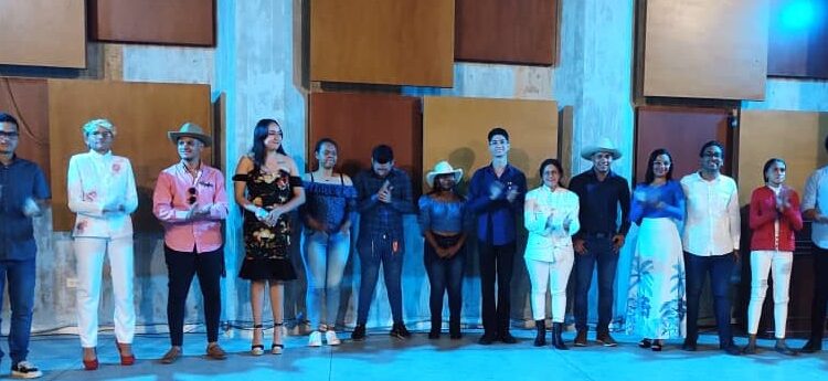 Valeria Ochoa y Diego Ortiz ganaron el Festival Institucional de la Voz Universitaria UC 2023