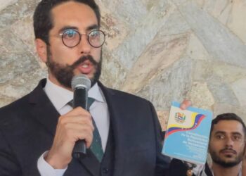 Pimentel: «Me amenazaron que si ponía un pie en el colegio, iba a ser considerado un desacato»