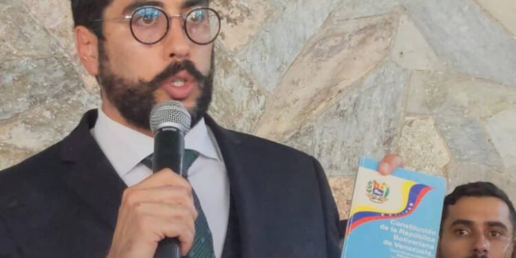 Pimentel: «Me amenazaron que si ponía un pie en el colegio, iba a ser considerado un desacato»