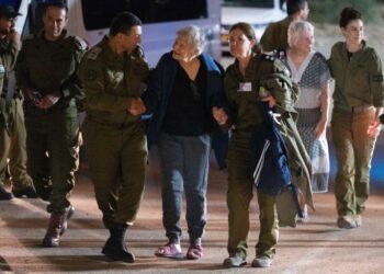 La Cruz Roja recibe 17 rehenes liberados por Hamás