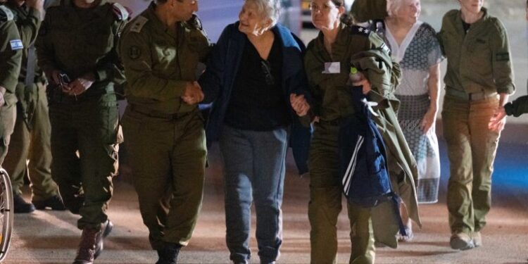 La Cruz Roja recibe 17 rehenes liberados por Hamás