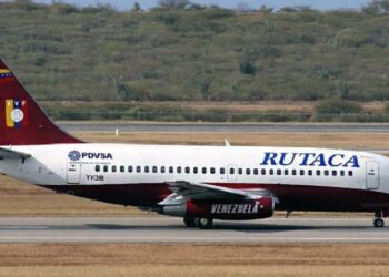 El avión de la Vinotinto despega en Lima tras horas de espera para abastecer combustible