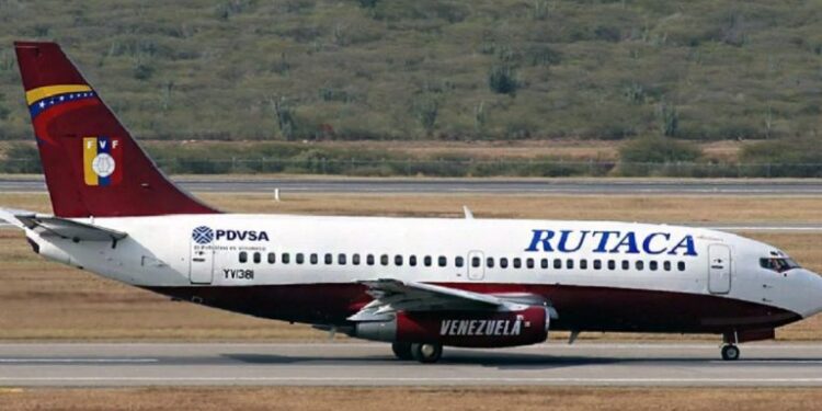 El avión de la Vinotinto despega en Lima tras horas de espera para abastecer combustible