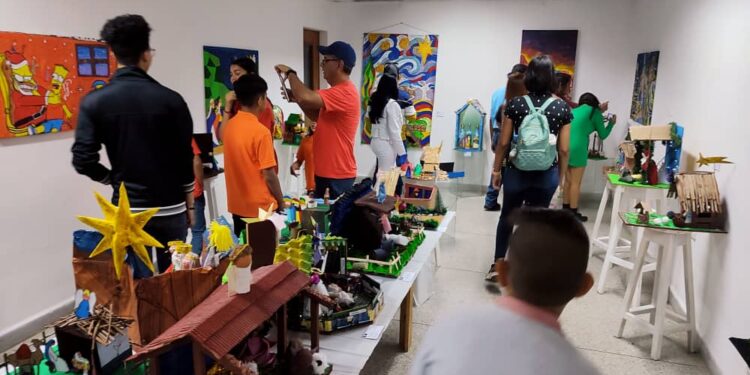 Con 53 obras inauguraron Salón de Nacimientos UC 2023