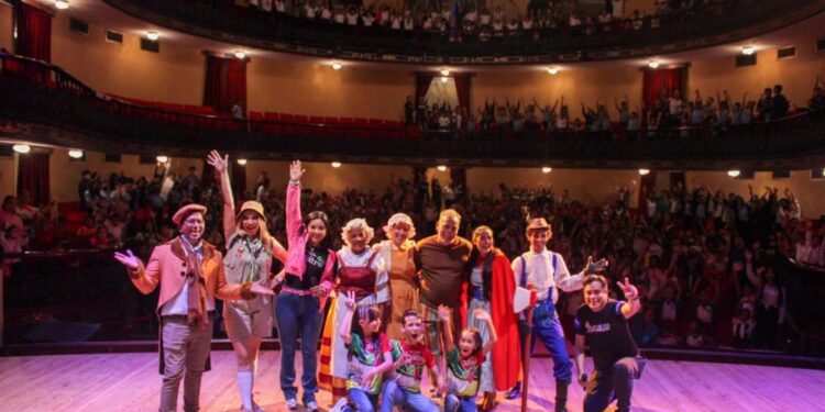 La Escuela va al Teatro presentó la obra “Caperucita Roja” a través del Plan Cultural Comunitario