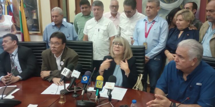 Rectora Divo a la salida del Consejo Universitario: «para nosotros el voto paritario no es la opción”