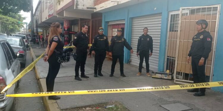 Funcionarios policiales hallaron el cuerpo de un sexagenario en la parte interna de un local comercial