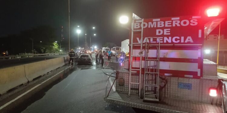 Reportaron incendio de vehículo en Autopista del Sur