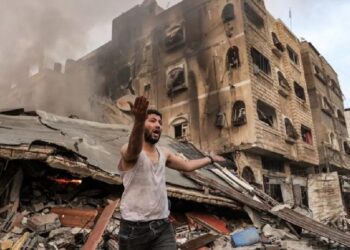 Ascienden a 9.700 los muertos en Gaza por los ataques israelíes, incluidos 4.000 menores