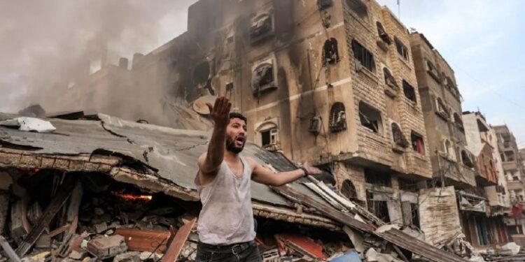 Ascienden a 9.700 los muertos en Gaza por los ataques israelíes, incluidos 4.000 menores