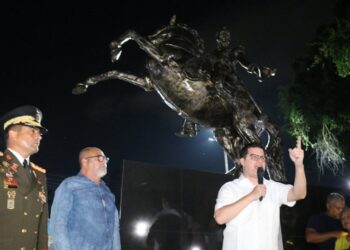 Alcalde Fuenmayor develó escultura ecuestre de Simón Bolívar y realizó encendido de luces de Navidad en la Plaza Bello Monte de Valencia