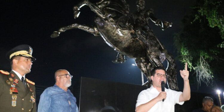 Alcalde Fuenmayor develó escultura ecuestre de Simón Bolívar y realizó encendido de luces de Navidad en la Plaza Bello Monte de Valencia