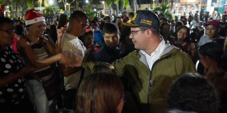 Alcalde Julio Fuenmayor encendió la Navidad y anunció rehabilitación de la iglesia Santa Rosa en Valencia