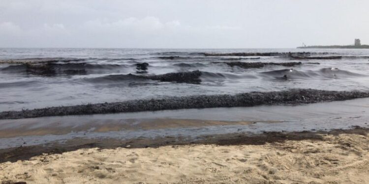 Enorme mancha de residuos de petróleo cubre parte de las playas de El Palito en Puerto Cabello