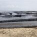 Enorme mancha de residuos de petróleo cubre parte de las playas de El Palito en Puerto Cabello