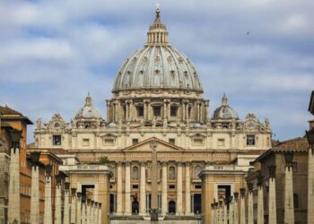 El Vaticano condena al cardenal Becciu y otras 8 personas por un escándalo financiero