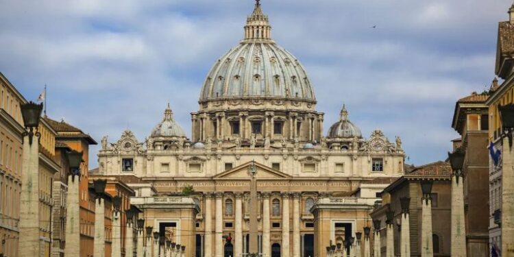 El Vaticano condena al cardenal Becciu y otras 8 personas por un escándalo financiero