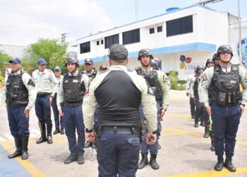 Alcalde León Jurado entregó dotación de uniformes a la Policía de San Diego