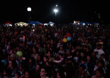 Un ambiente festivo acompañó el lanzamiento de los globos de los deseos en el Gran Bazar de Navidad