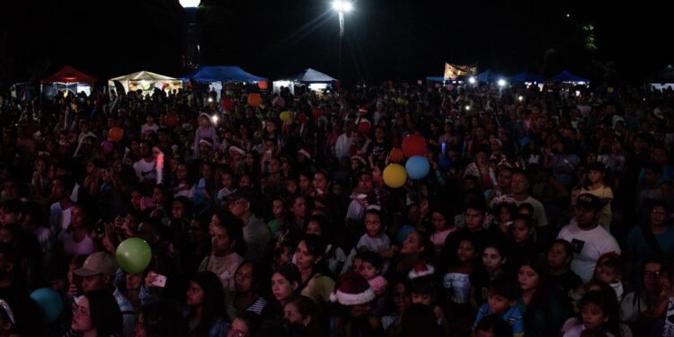 Un ambiente festivo acompañó el lanzamiento de los globos de los deseos en el Gran Bazar de Navidad