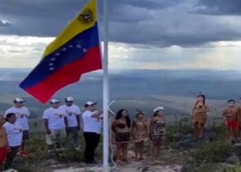 Indígenas venezolanos izaron bandera de Venezuela en la Guayana Esequiba