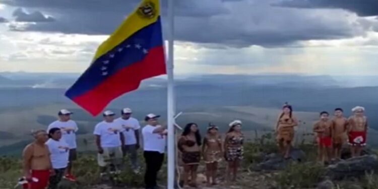Indígenas venezolanos izaron bandera de Venezuela en la Guayana Esequiba