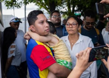 Joven estudiante de la UCV John Álvarez en libertad: al salir pidió la liberación del resto de presos políticos