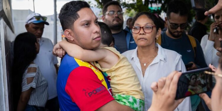 Joven estudiante de la UCV John Álvarez en libertad: al salir pidió la liberación del resto de presos políticos