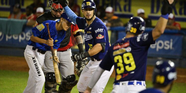 Jonrón de Martínez le dio vida al Magallanes