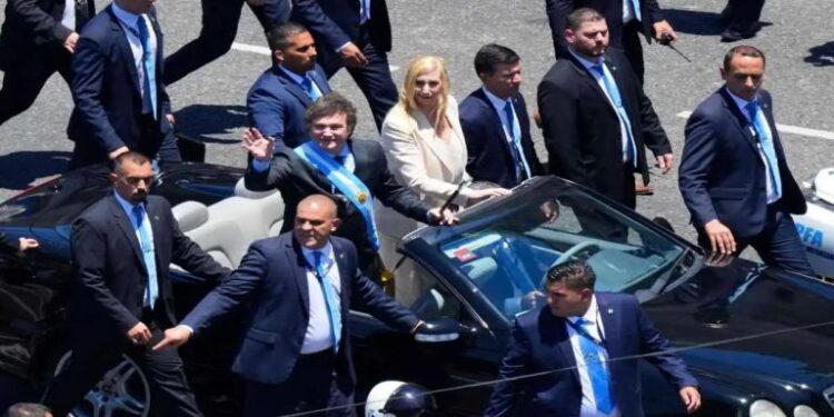 Justicia argentina ordena detención del hombre que atentó contra la comitiva de Milei