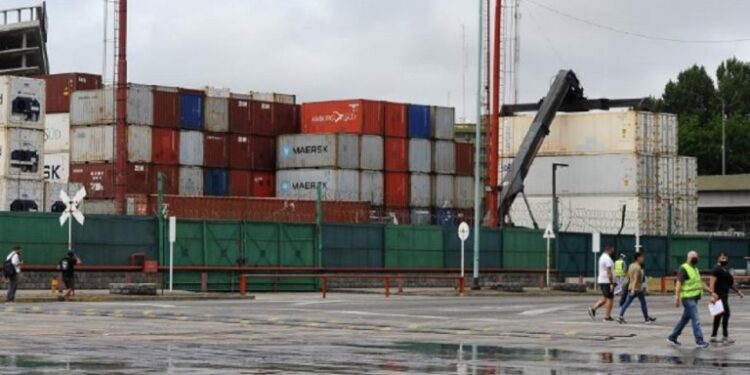 Gobierno argentino cambia el sistema de importaciones para eliminar «vueltas burocráticas»